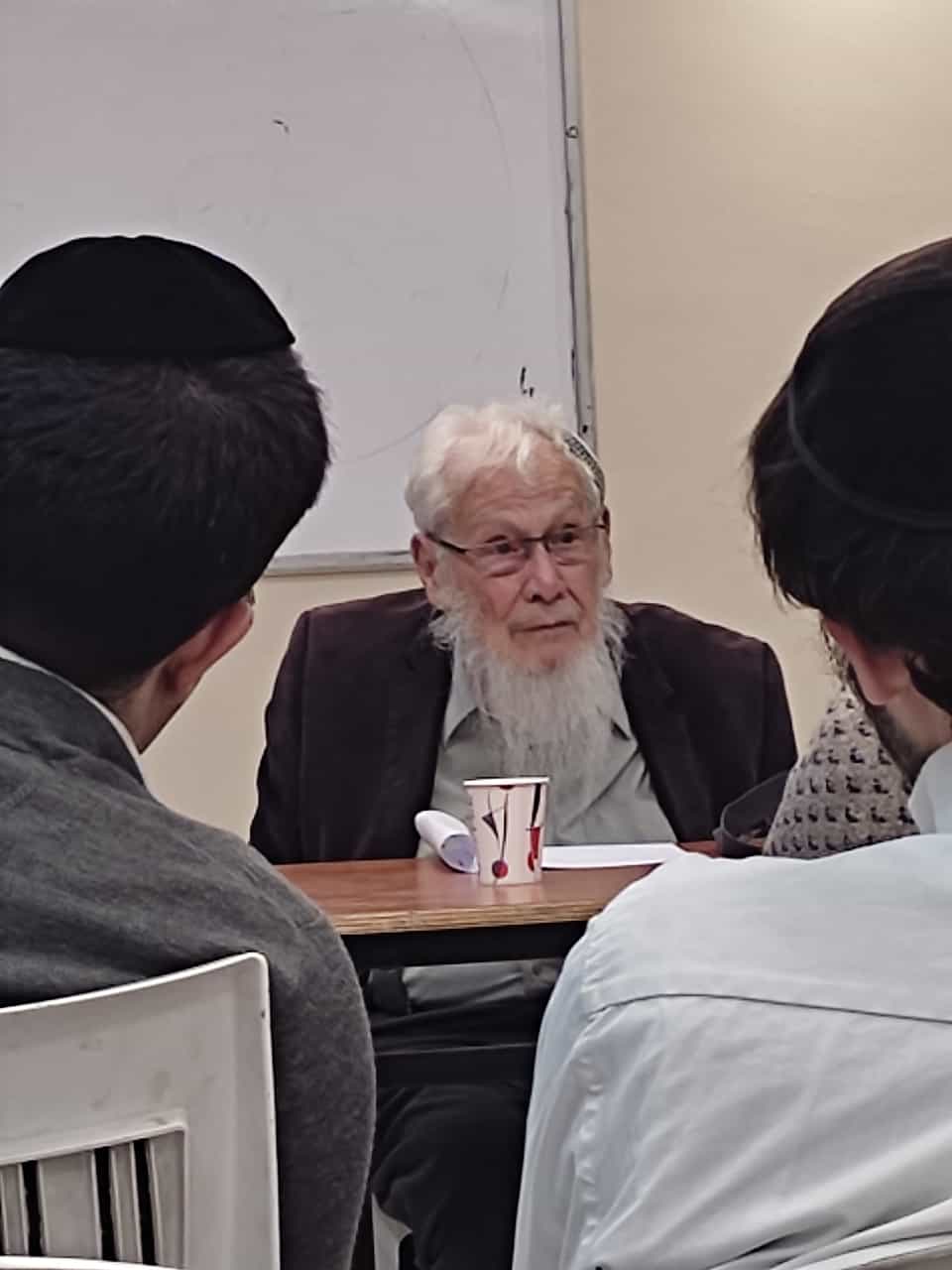 הרב משוחח עם תלמידים
